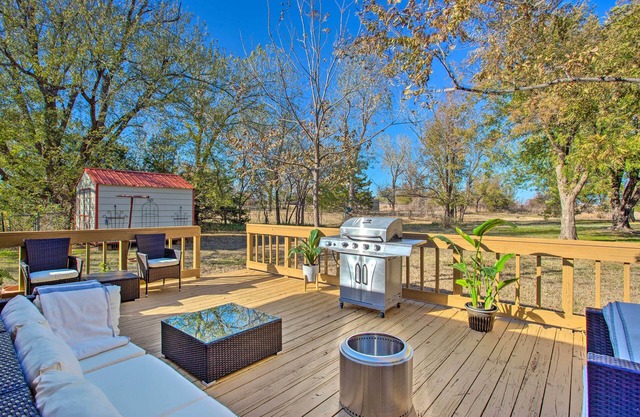 Gorgeous Edmond Escape w/Deck & Private Yard
