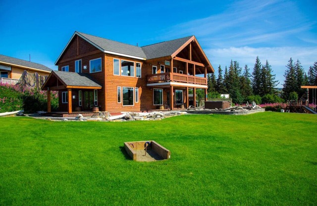 Gorgeous Home with Unobstructed Ocean & Mountain Views & Private Hot Tub!