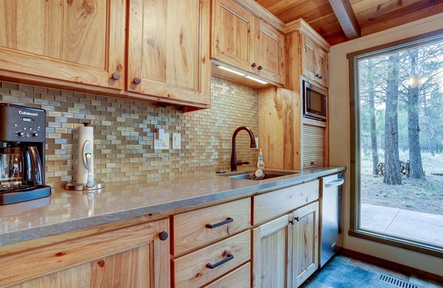 Gorgeous Lodge Style Remodel, Close to SHARC & Passes Included, Hot Tub, Bikes