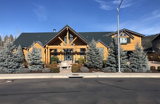 GORGEOUS LUXURY 1 BDRM Fully Furnished Apt., ALL UTILITIES INCLUDED