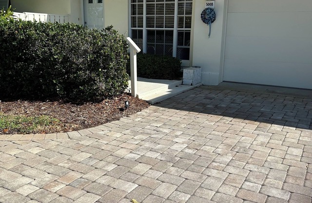 Gorgeous luxury cottage/condo with cozy vibes close to beach