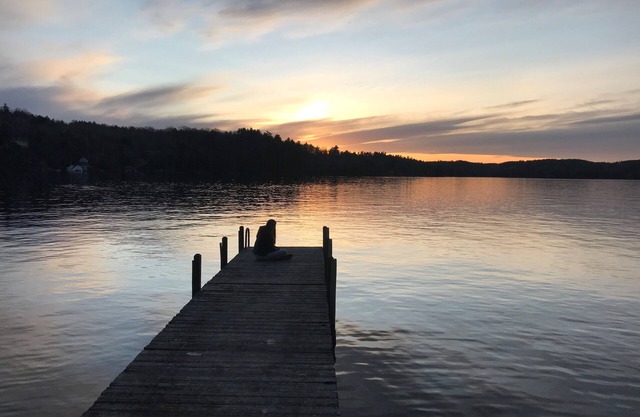 Gorgeous luxury lakefront mountain getaway! Sunsets. 5 mins to towns. Private.