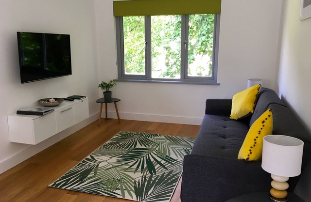 Gorgeous modern flat with free parking & private court yard