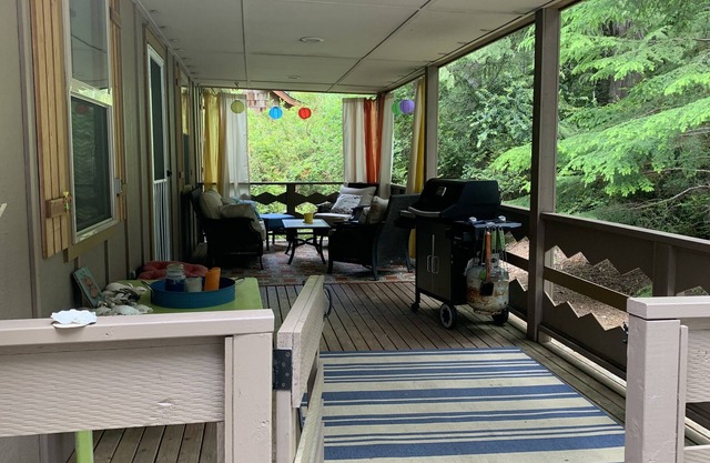 Gorgeous open concept. King, queen and bunks. Kayaks, games, videos. Family fun!