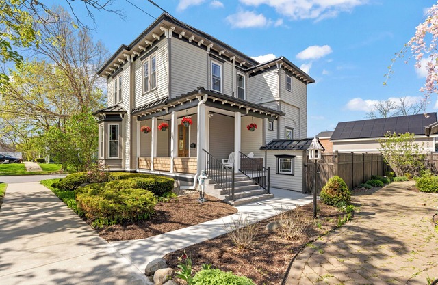 Gorgeous Private home in the heart of town - walk to restaurants, track & more!