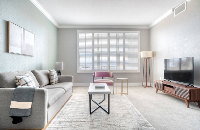 Gorgeous Santana Row 2BR w/Gym & Pool, nr highways, by Blueground