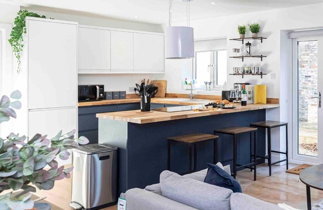 Gorgeous SeaHaze sleeps 8 new forest +bikes/chef