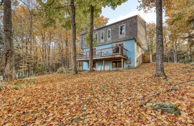 Gorgeous, secluded home with private deck & WiFi