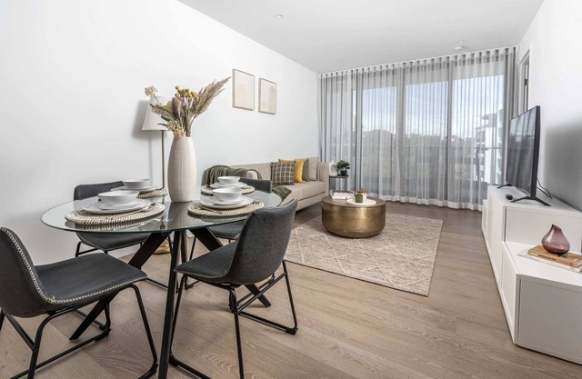 Gorgeous Unit Between Russell Offices and the City