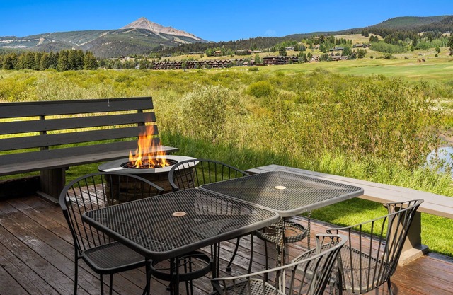 Gorgeous View! Cozy Condo with Mountain Views Near Big Sky Resort & Yellowstone