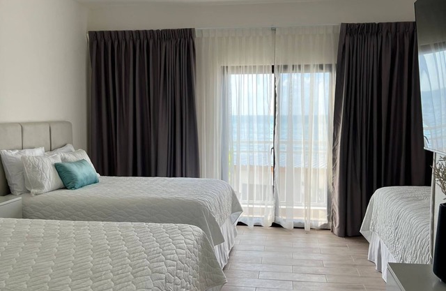 Gorgeuos family room. Caribbean view in Paseo Park, parking, balcony, netflix