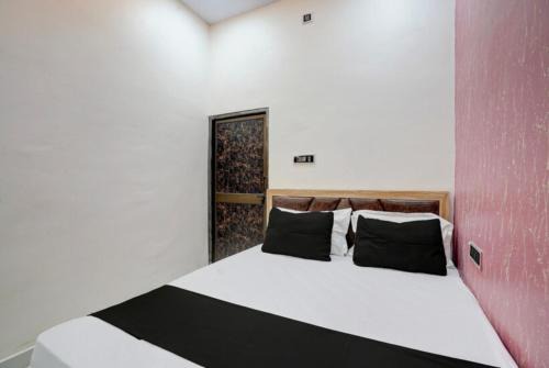 Goroomgo Vrrinda Residency Varanasi - Perfect location with comfortable Room