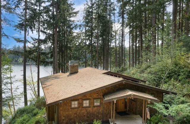 Goss Lake Chalet - Craftsman Lakeside Home