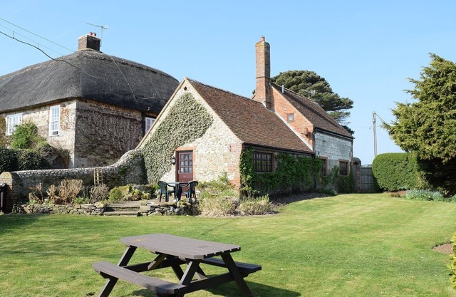 Grade II conversion, garden, close to sea Brighstone Isle of Wight