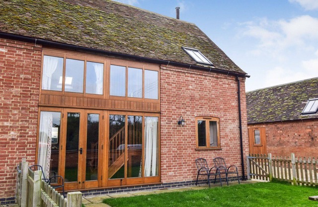 Granary at Oosland Barns - sleeps 4 guests in 2 bedrooms