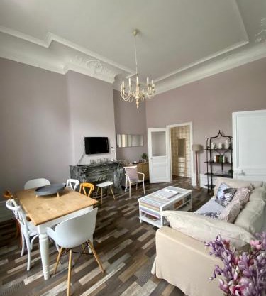 GRAND APPARTEMENT DE STYLE HAUSSMANNIEN