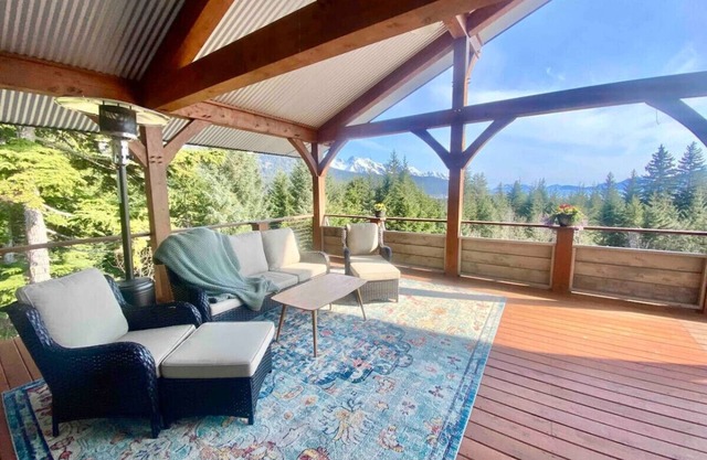 Grand Bear Den - Eco-Luxury with a view