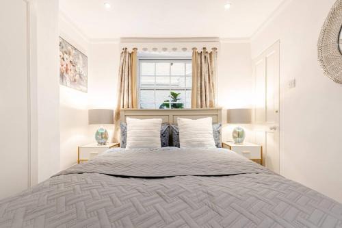 Grand Design Deluxe Suite by Buckingham Palace