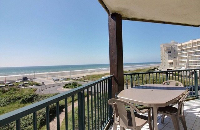 GRAND LARGE A C2: Large seafront apartment for 6 people