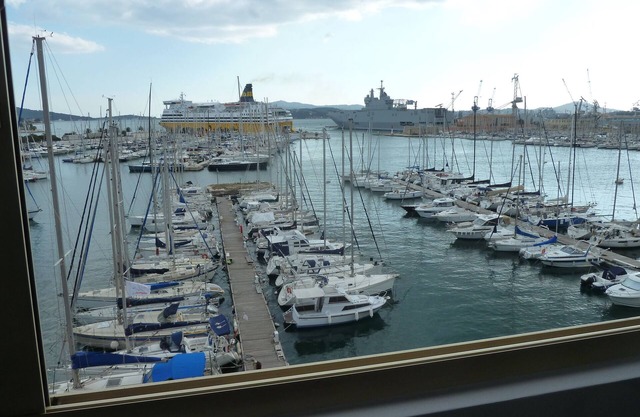 Grand T1 Design of the port of Toulon. Magnificent views of the sea.