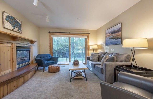 Grand Teton & Yellowstone! Hot tubs & Gym! Clean & Updated & Close to Driggs!