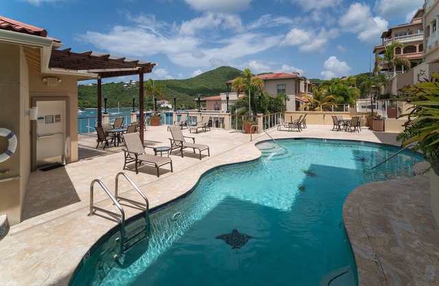 Grande Bay~RENOVATED~Parking Spot~Walk to Restaurants and beaches