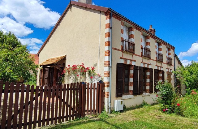 Grande Maison, Ville et Verdure. Idéal Pour Famille Nombreuse ou Groupe D'amis !