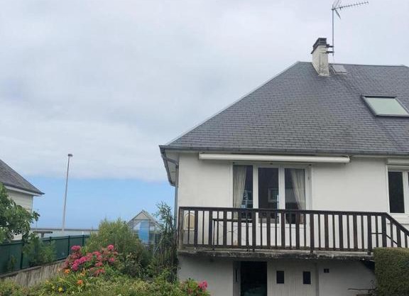Grande maison vue sur mer
