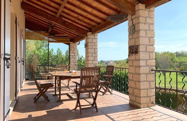 Grande Villa au Calme Avec Piscine et Grands Espaces Arborés, vue Panoramique