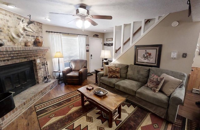 Grandview 1 - In Town - Free WiFi - Cable - Gas Burning Fireplace - Gas Grill -