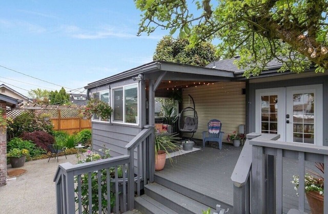 Great 5 bd House in historic N Tacoma. Convenient location, Game room, parking,