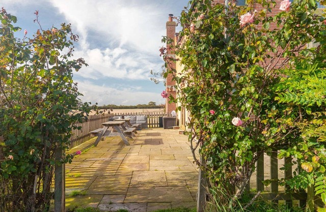 Great for families. 5* Secluded house a short walk from unspoilt sandy beaches.