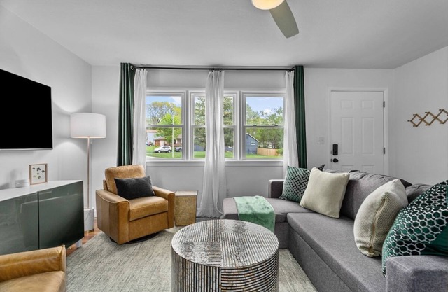 Great for Families Sleeps7 15 Mins to KC+WiFi