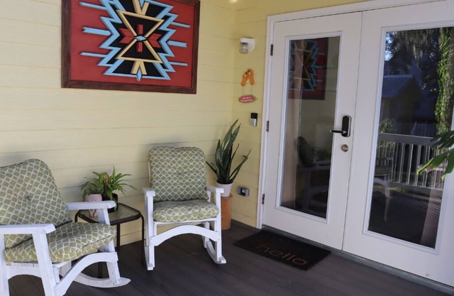 Great Location! Free Parking + Pet Friendly!