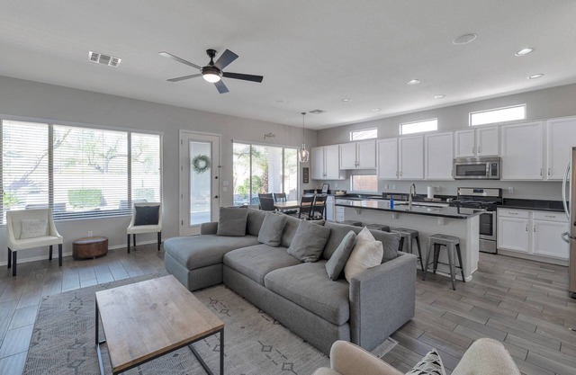 Great Location w/Private Heated Pool, Near Hiking/Golfing/Shopping/Dining & Mayo Clinic + FREE GOLF