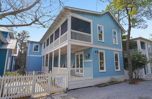 Great Outdoor Spaces And Short Walk To Seaside, FL Beach + 2 Adult Bikes!