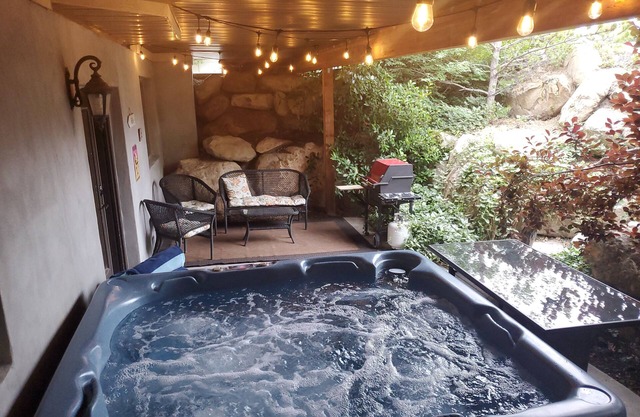 Great Sandy apartment with hot tub and pool table!
