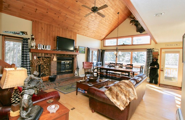 Great Ski Area Views, Child ready Town House. New for 2024 Air conditioning