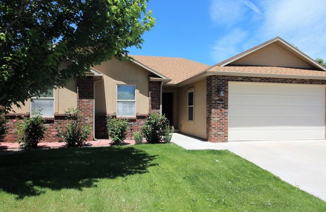 Great southside location, 2 mins to Bridges, fenced back yard, 2 car garage, AC!