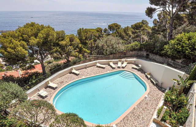 Great vacation apartment with shared pool and lovely sea view.