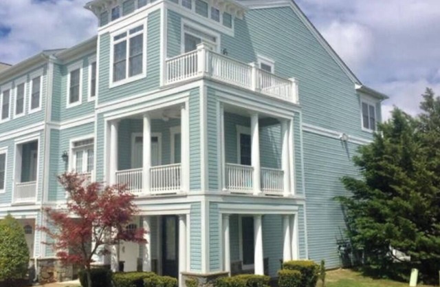 Great Vacation Townhouse w/Plenty of Space & 3 Decks Near Beaches and Shopping!
