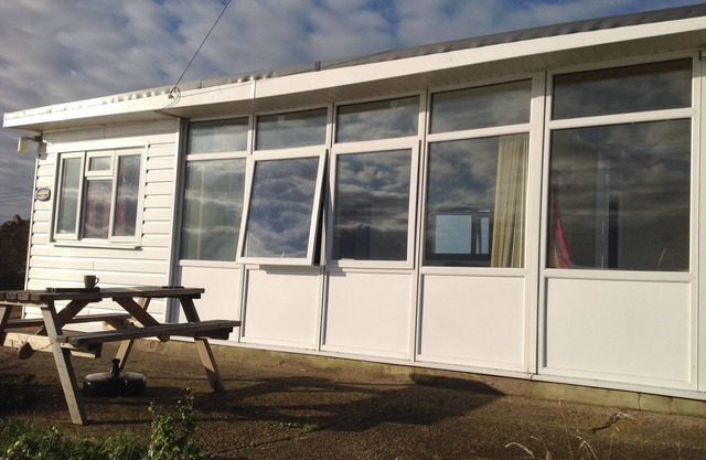 GREAT VALUE VILLA WITH SUPERB SEA VIEW, DOG FRIENDLY, BEACH 10 MINS WALK