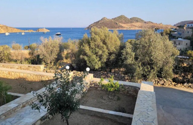 Greek Island Villa - Walk to pristine Grikos Bay!