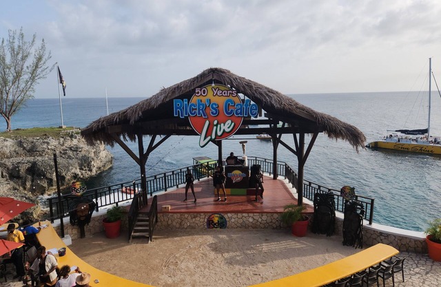 Green Creek Oasis 5-bed, sleep 12, Villa with AC, WiFi, Pool and Beachn