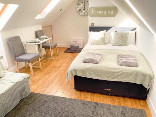 Green Glades Lovely Self Contained Apartment-Studio In Super South West Location By StayStaycations