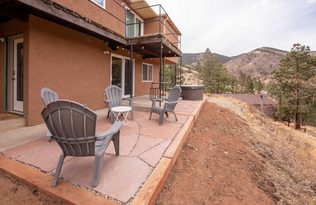 Green Mountain Falls Apt with Mountain View, Hot Tub