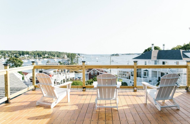 Greenleaf Inn Room 4 – Gorgeously Renovated Corner King w/Harbor & Island Views!