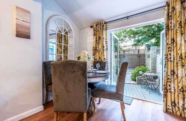 Greenwich High Rd · Beautiful 3bed Town House In Greenwich + Garden | Pass The Keys
