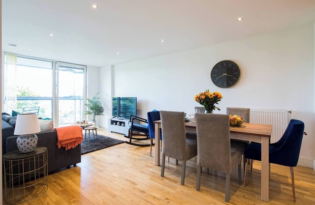 Greenwich Riverside 2 Bed Apartment by Wild Roses