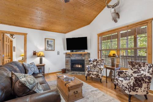 Grey Moose Lodge with Amenities Access